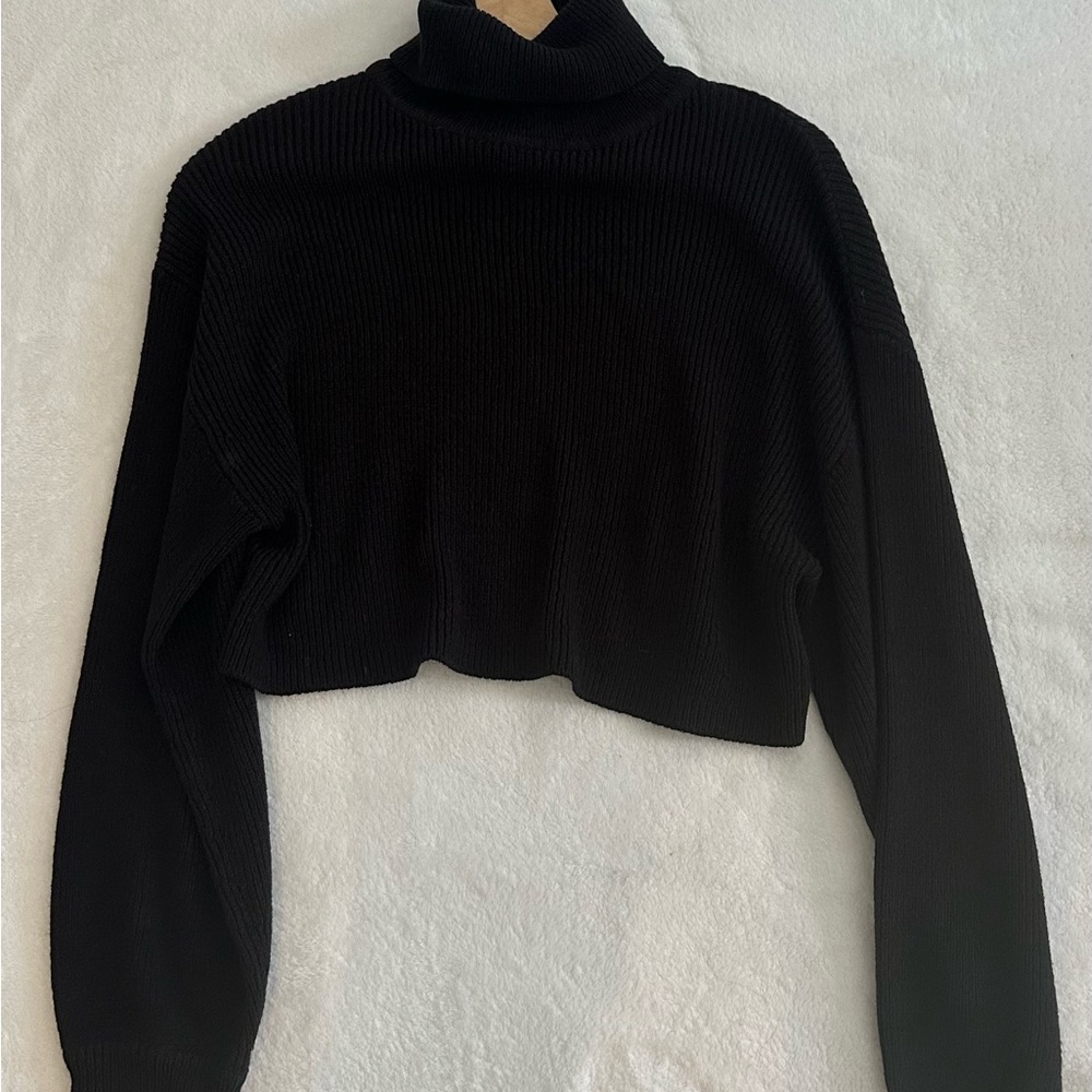 H&M Ribbed Black Turtleneck cropped Sweater